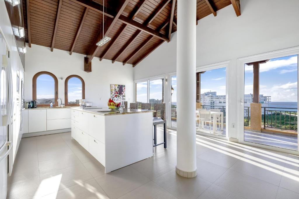 Fine 3 BR Oceanview Penthouse in Prime Location - La Perla Sky photo 4