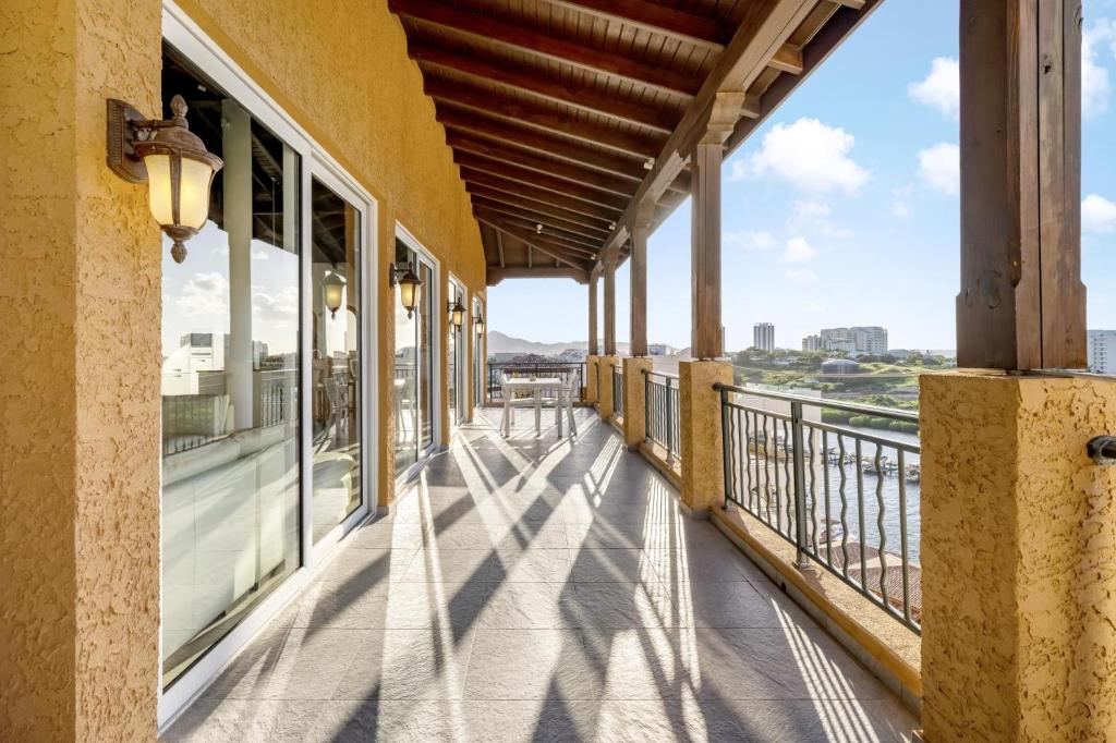 Fine 3 BR Oceanview Penthouse in Prime Location - La Perla Sky photo 3