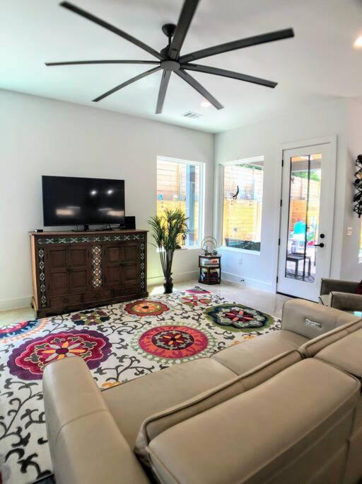 East Austintacious: walkable airy arty 4 bedroom 3 1/2 bath photo 3