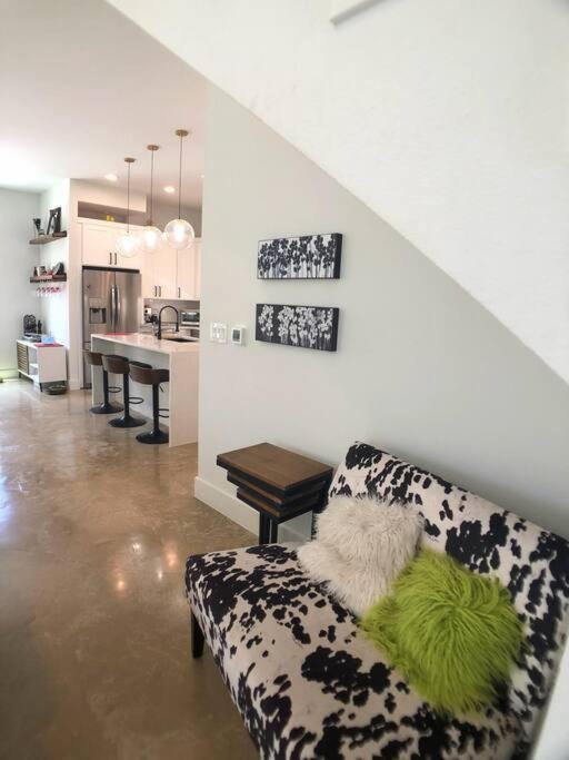East Austintacious: walkable airy arty 4 bedroom 3 1/2 bath photo 4