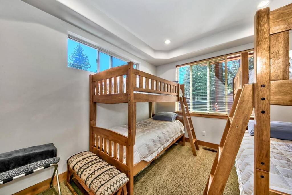 Tahoe Cozy Cabin, 2 Bedroom with a gas fireplace. photo 4