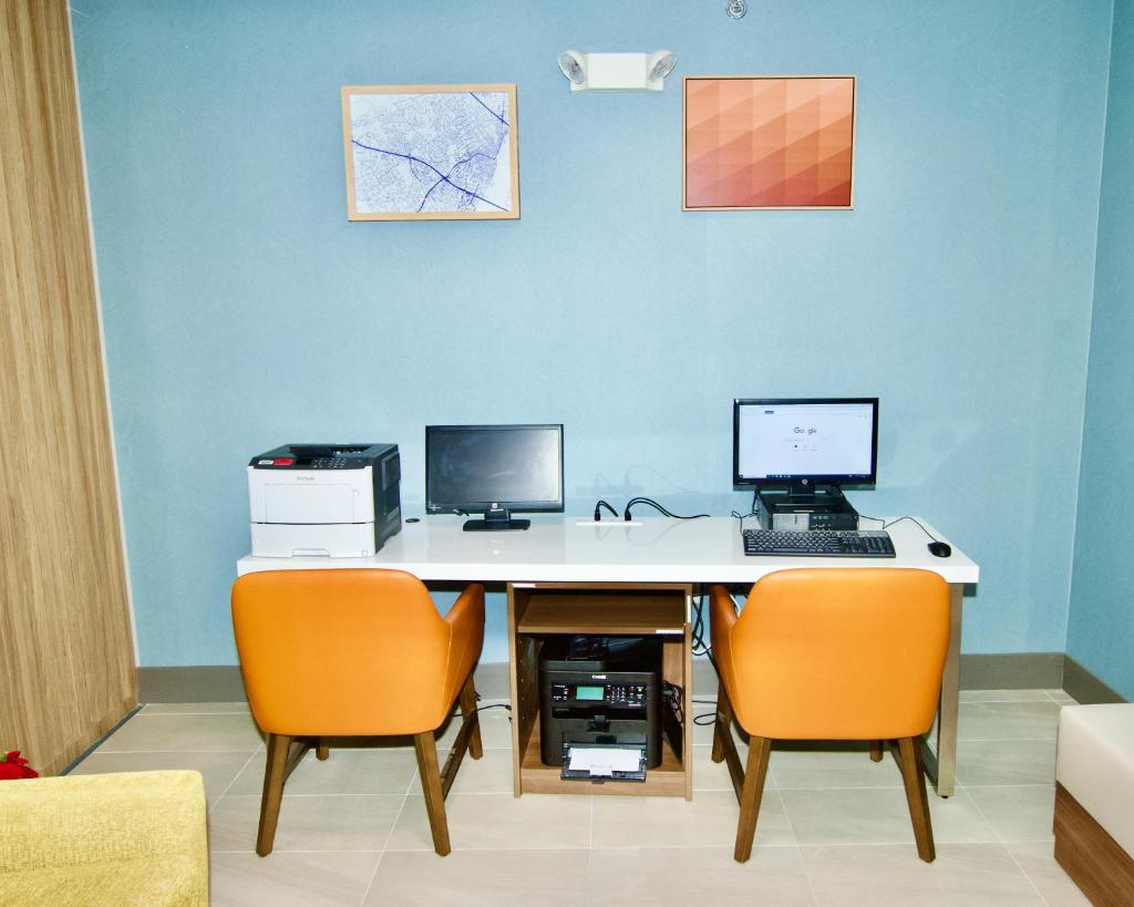 Holiday Inn Express Hotel & Suites St. Charles, an IHG Hotel photo 1