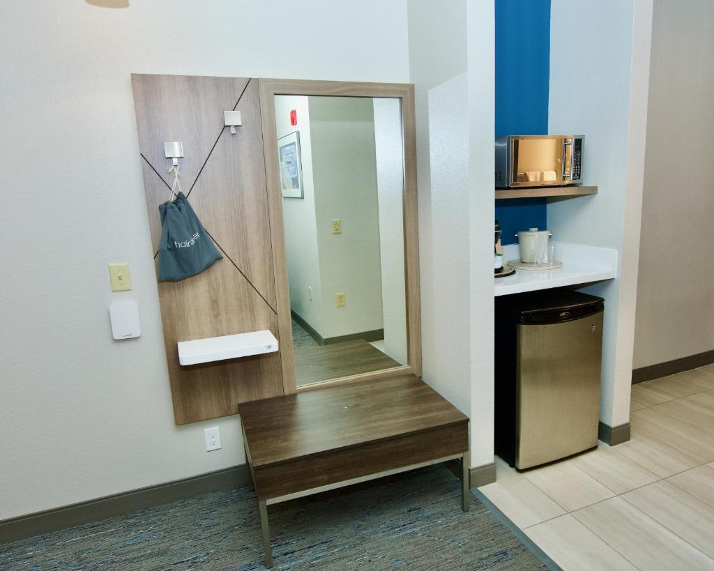 Holiday Inn Express Hotel & Suites St. Charles, an IHG Hotel photo 4