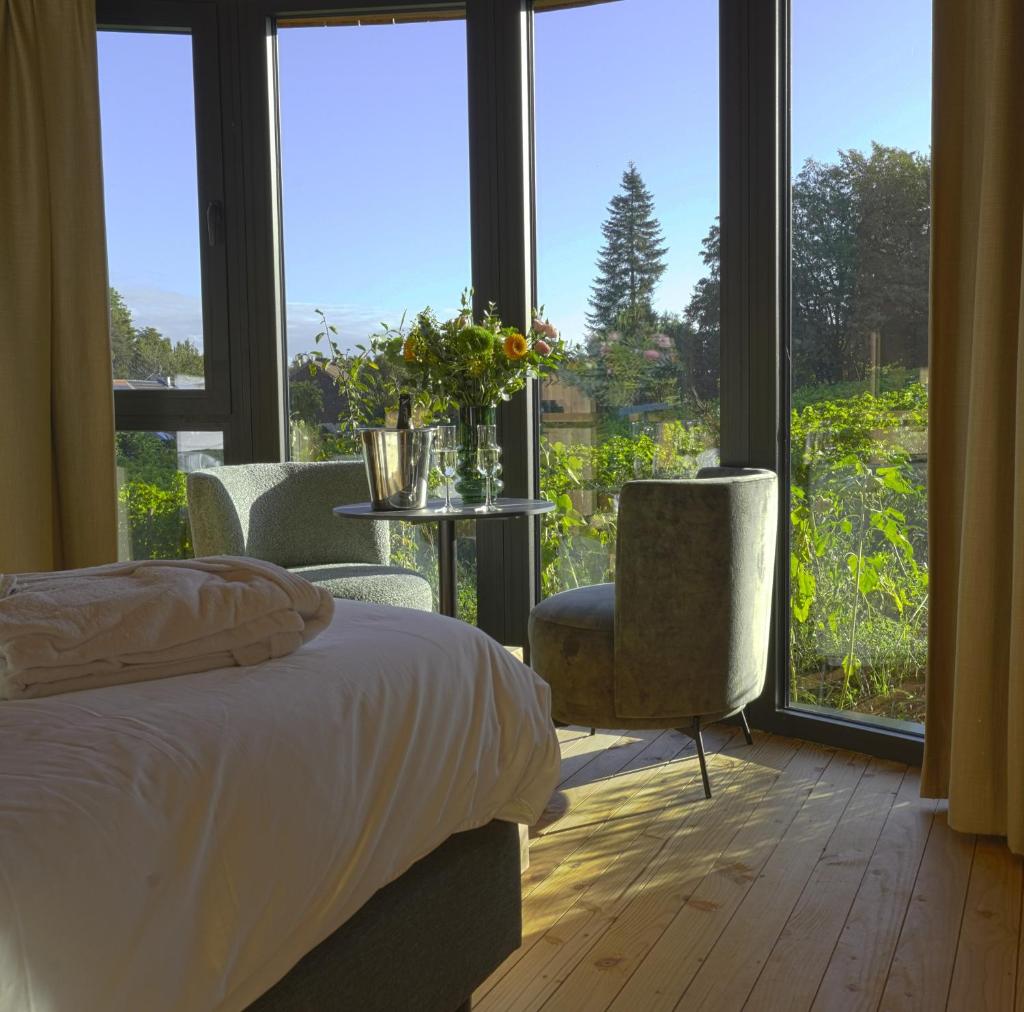 Cabanes avec jacuzzi les pieds dans la vignes photo 4