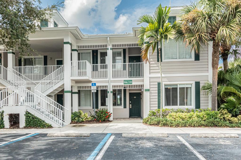 Greenlinks at Lely Luxury White Orchid Fully Renovated Modern 1st floor 3bdr Golf Resort Villa photo 1
