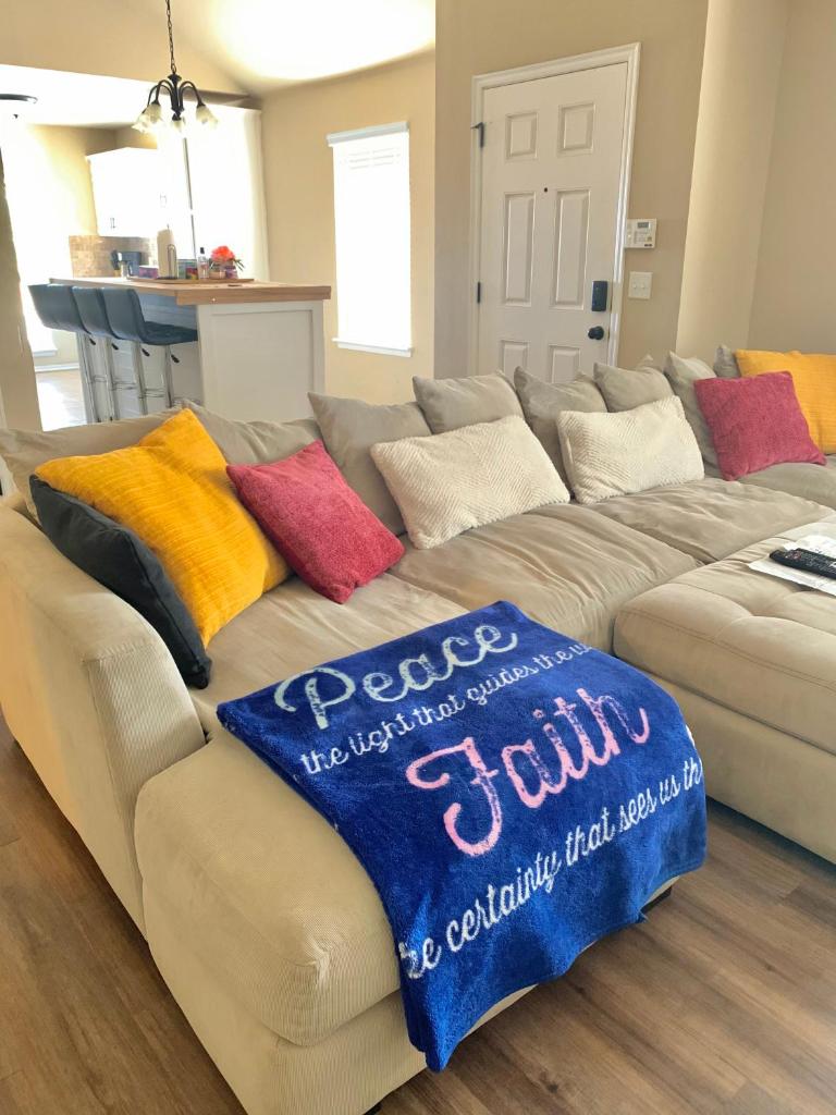 Cheerful 3 Bdrm space, 2 bath!. You gotta love it! photo 1