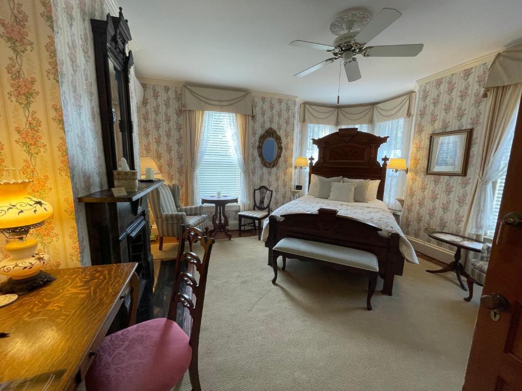 The Oaks Victorian Inn photo 3