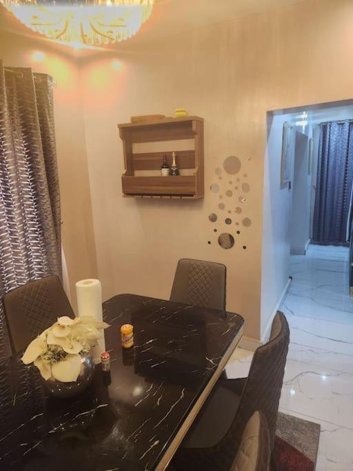 Luxury 4 Bdr Home in the city photo 2