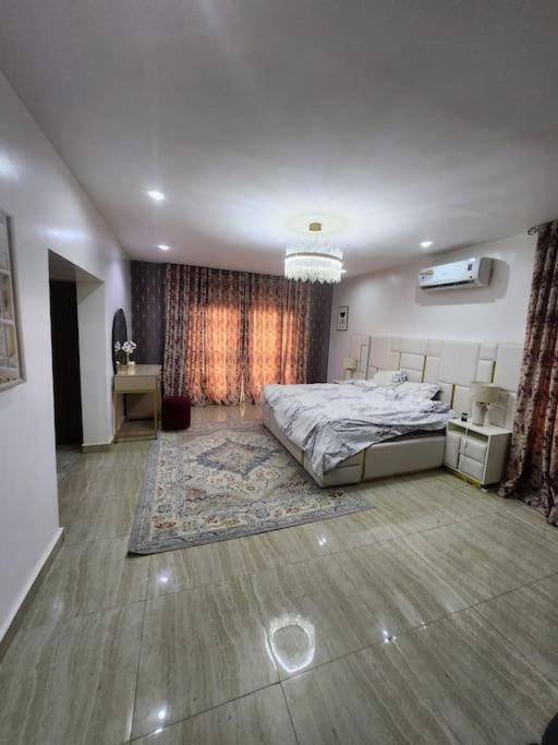 Luxury 4 Bdr Home in the city photo 3