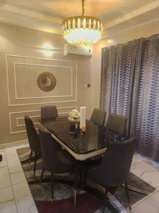 Luxury 4 Bdr Home in the city photo 4
