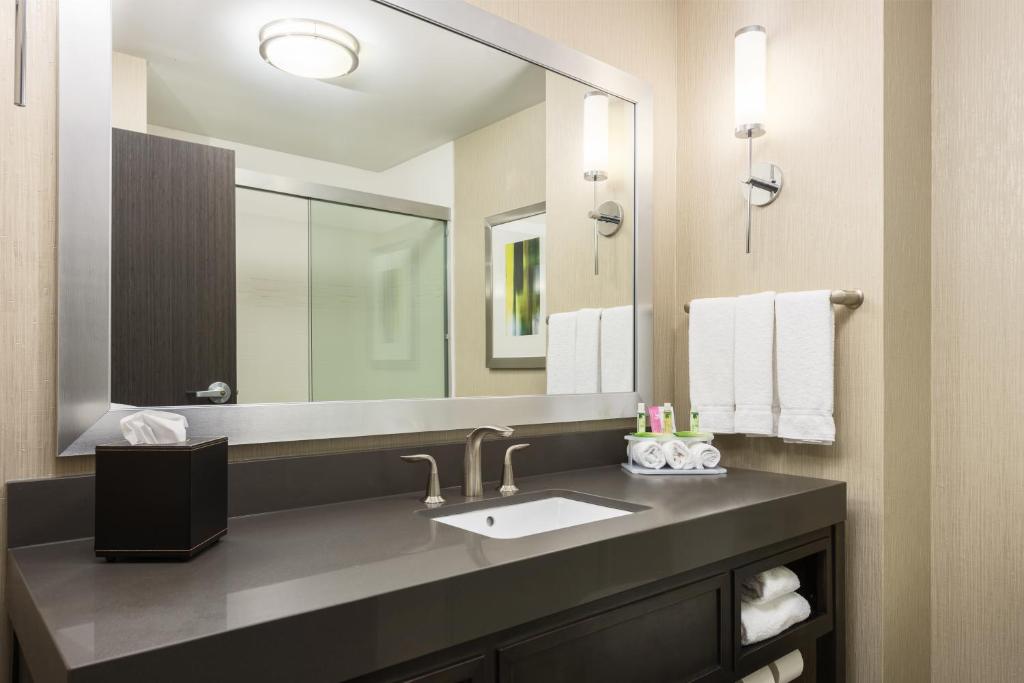 Holiday Inn Express and Suites Norman, an IHG Hotel photo 2
