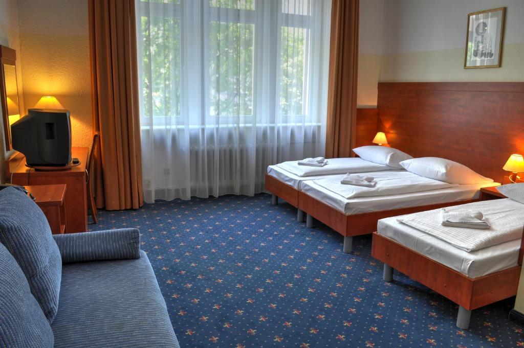 Четырехместный (Семейный номер (для 2 взрослых и 2 детей)), Hotel Europa City
