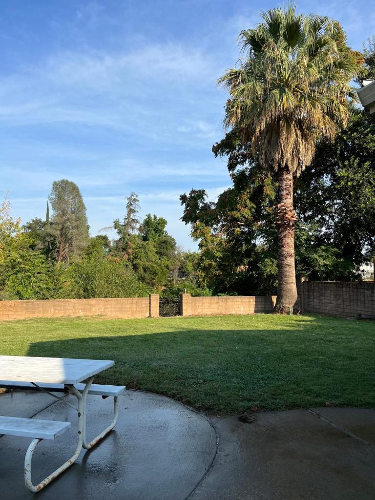 Redding 3 Bedroom with a Pool photo 2