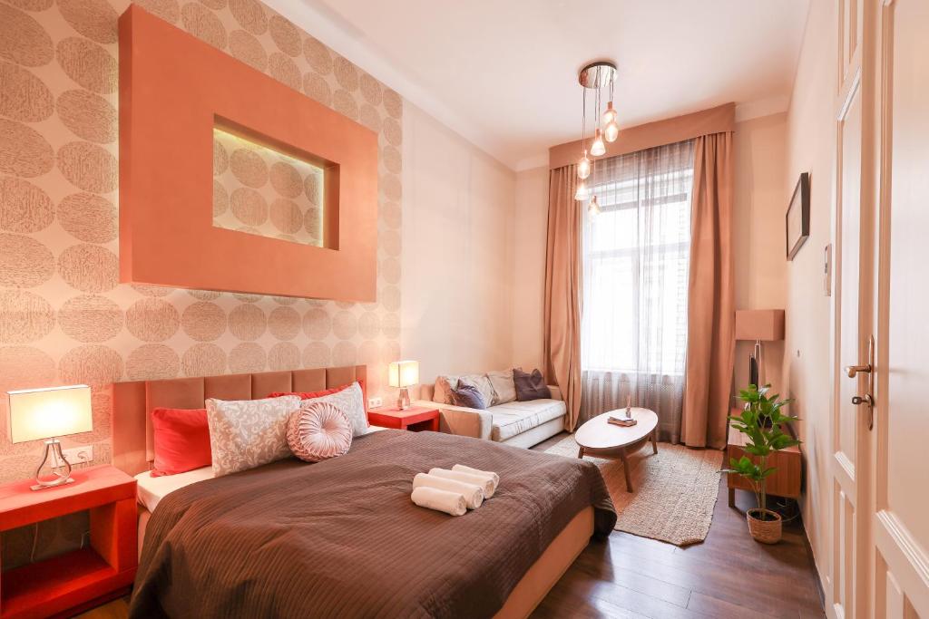 Deluxe Central Apartment with 4BEDRM 2 BATHRM - Tap to explore photos