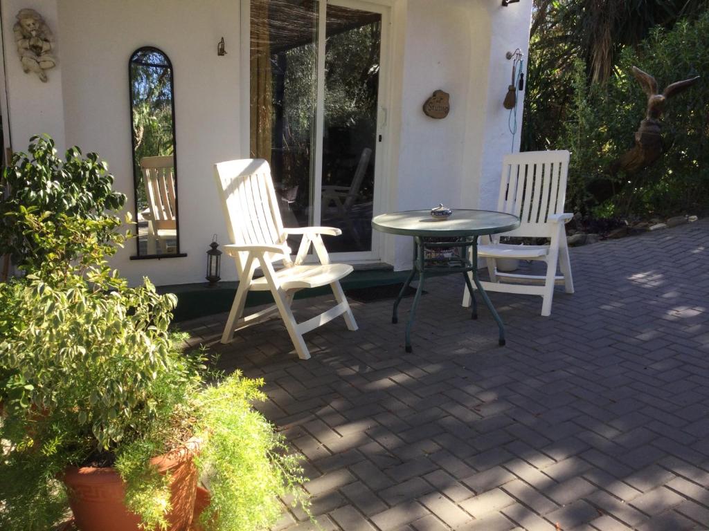 Finca el Rio, The Studio self catering with pool and hydrotherapy jacuzzi set in beautiful gardens,