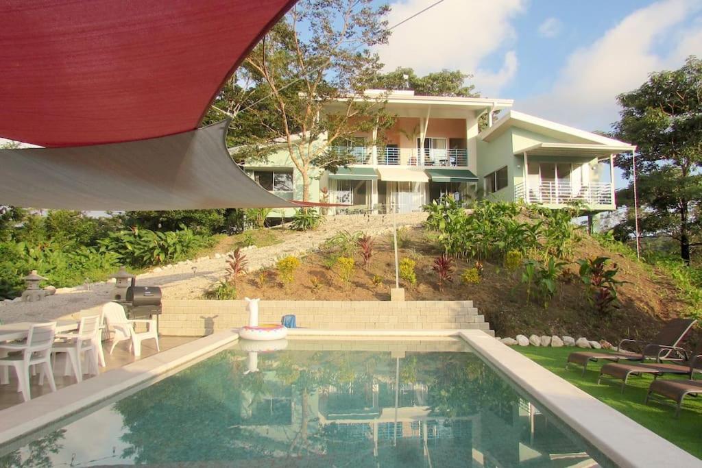Boutique Tropical Retreat, Sleeps 10, Perfect for Friends and Fams photo 1