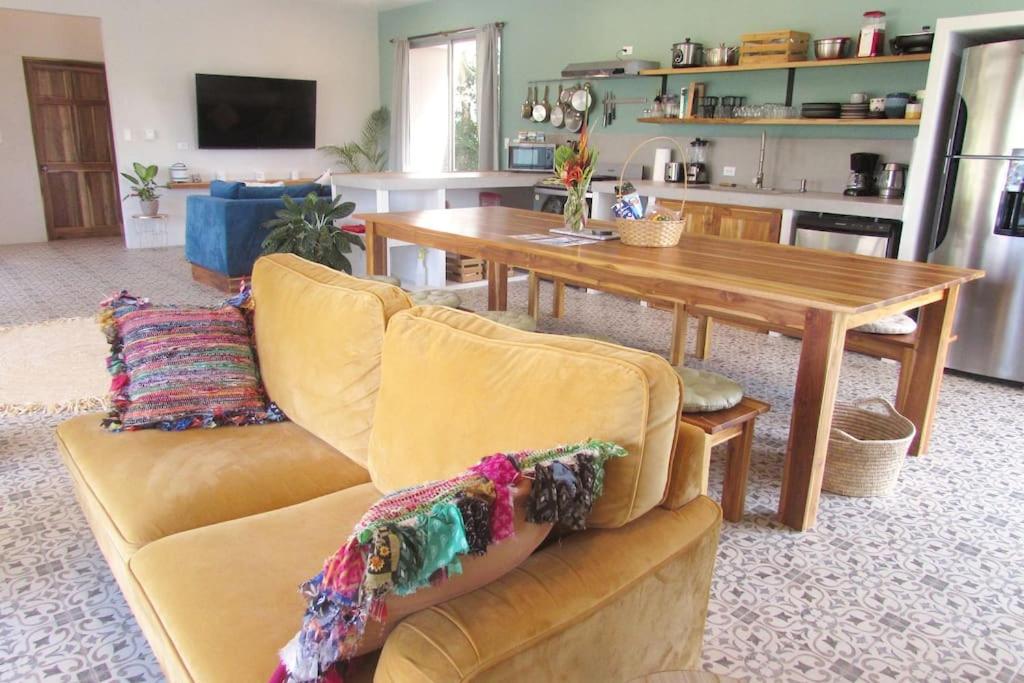 Boutique Tropical Retreat, Sleeps 10, Perfect for Friends and Fams photo 4