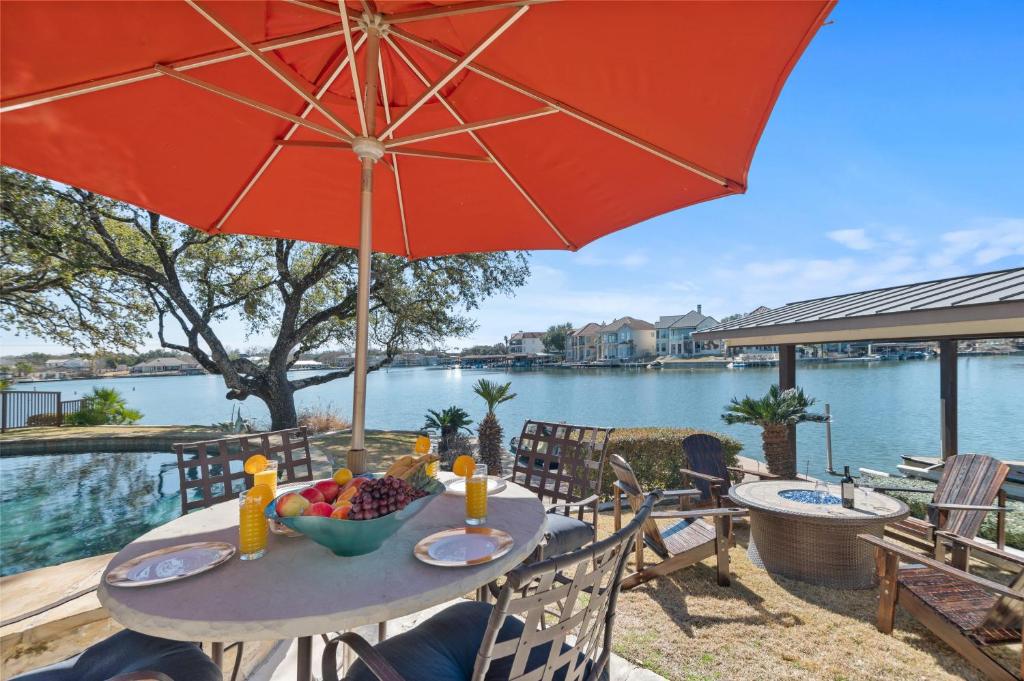 Stunning Lakefront Retreat Pool Boat Lift Spectacular Views photo 2