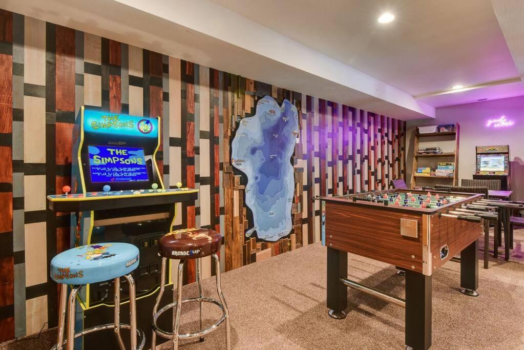Luna Cabin - 5BR Hot Tub A/C Game Room EV Charger photo 4