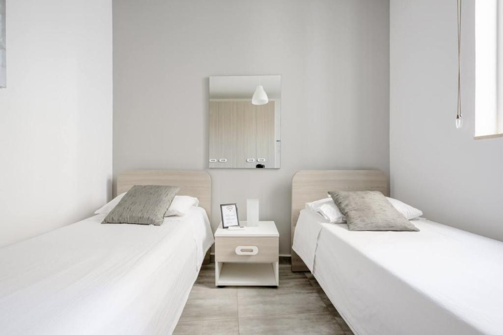 F12-2 Room 2 single beds privated bathroom in shared Flat