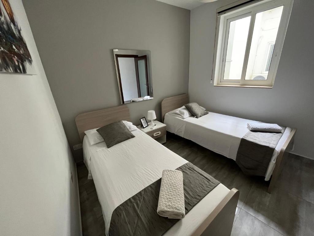 F8-2 Room 2 single beds shared bathroom in shared Flat