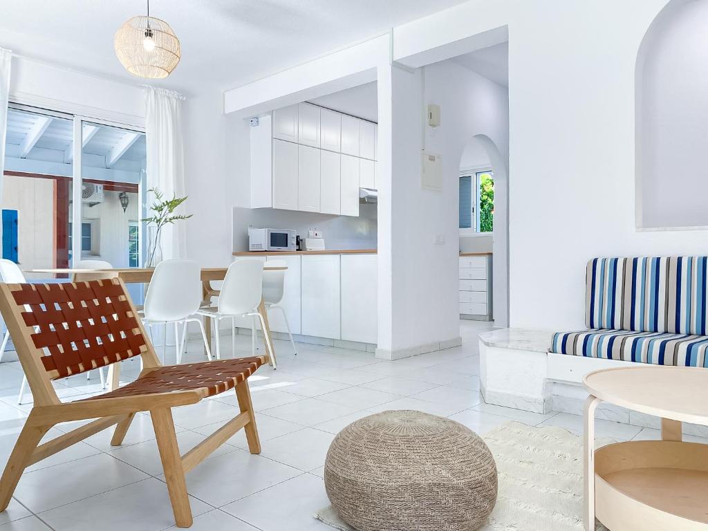 Phaedrus Living Azure Serenity Villa photo 4