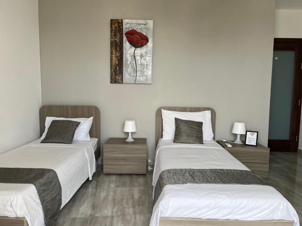 F10-3 Room 2 single beds shared bathroom in shared Flat