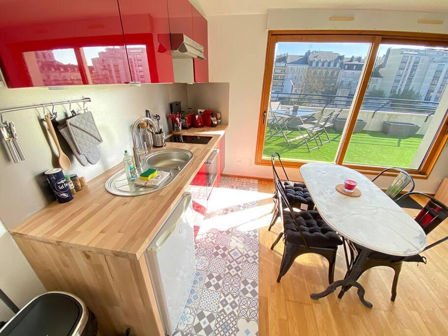 Grand studio, belle terrasse avec vue photo 2