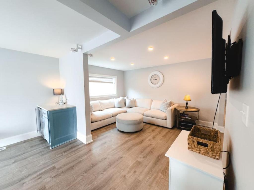 Charming Hyannis 3 Bed 2 Bath photo 2