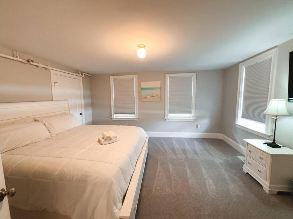 Charming Hyannis 3 Bed 2 Bath photo 4