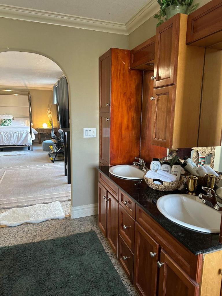 Royal highland livingroom bedroom suite photo 3