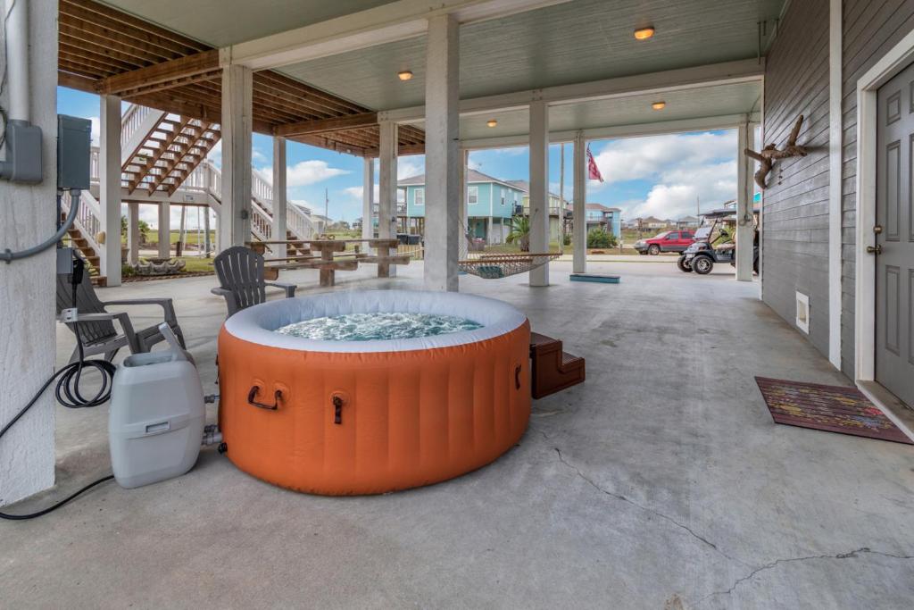 Hot Tub Golf Cart Near beach Coastal Retreat photo 1