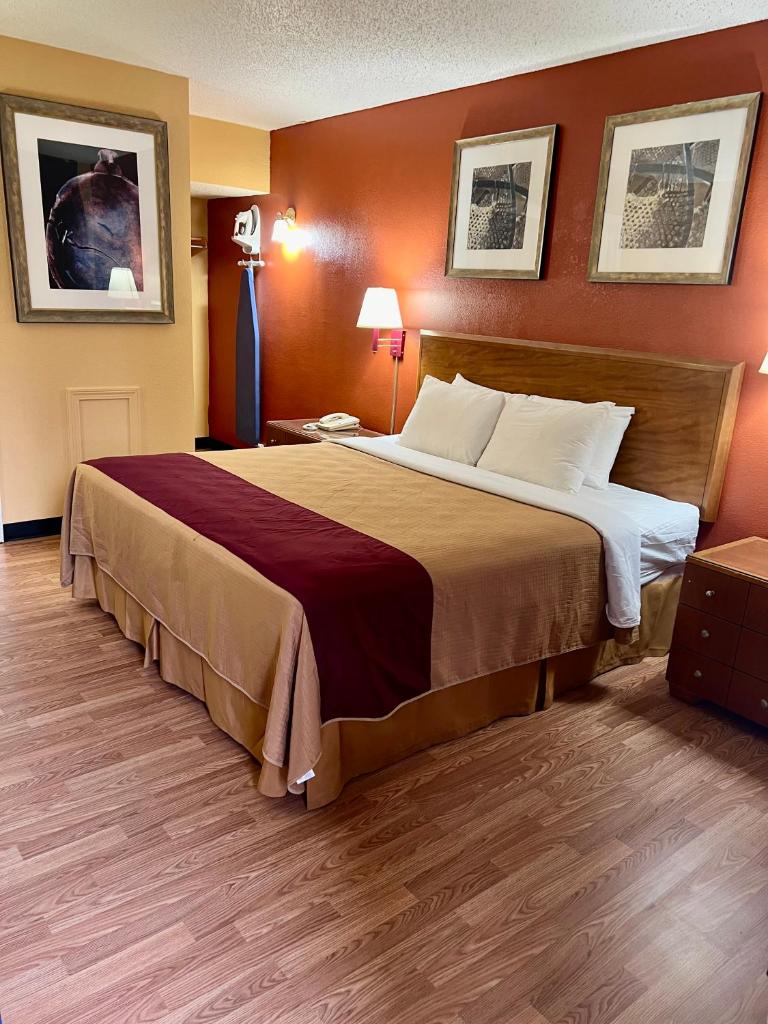 Executive Inn image