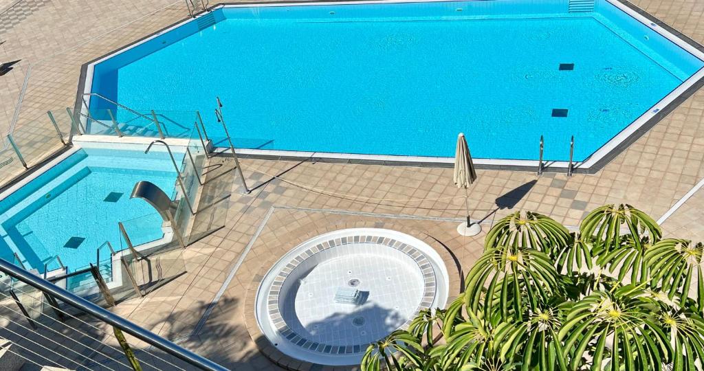 Spacious House with Pool Views and BBQ, Eternal Summer Serenity photo 1