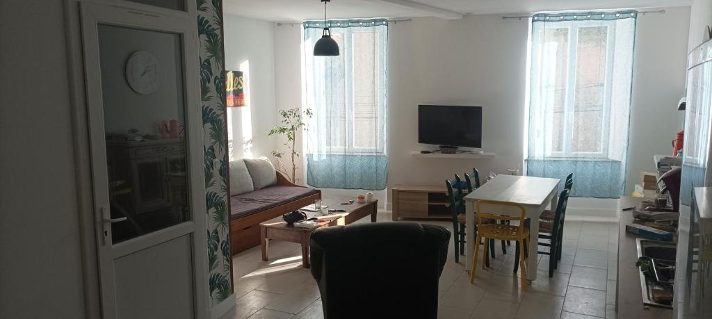 Grand T3 calme et lumineux 4-6 personnes photo 2