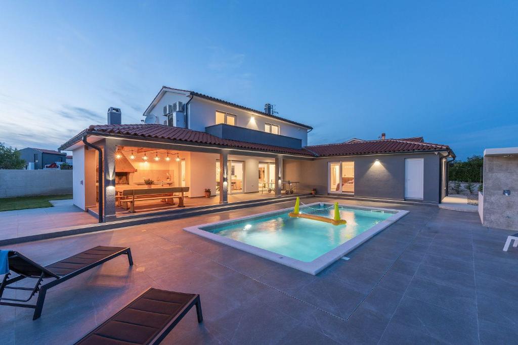 Villa mit Privatpool, Ping-Pong, BBQ photo 1