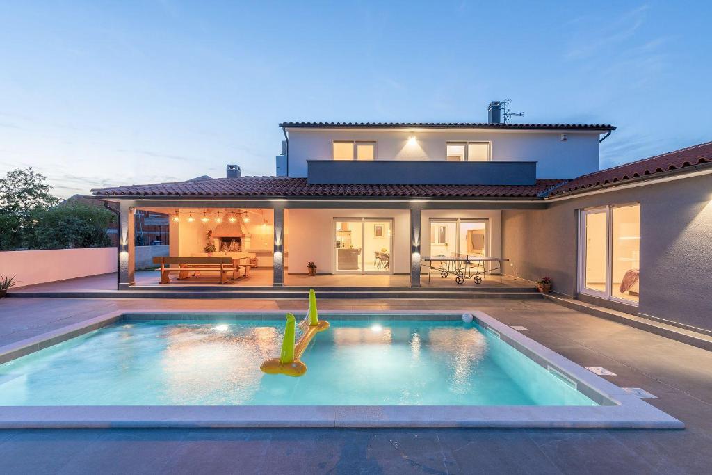 Villa mit Privatpool, Ping-Pong, BBQ photo 2