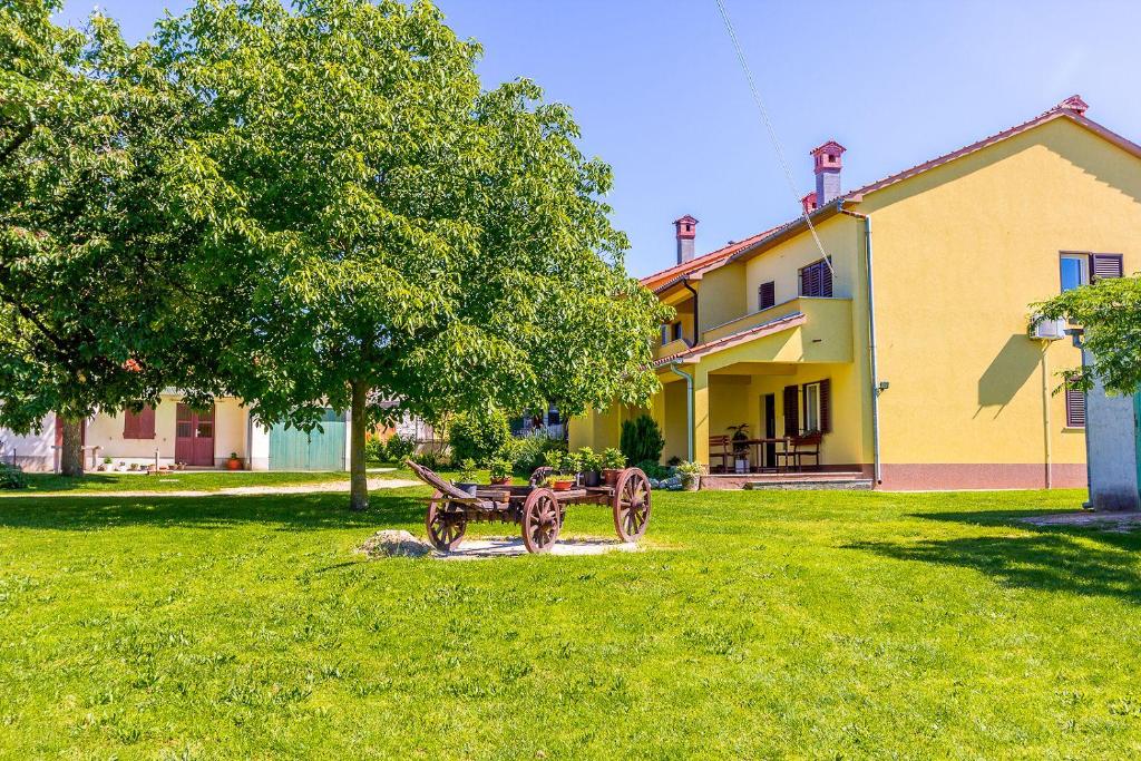 Sonniges Ferienhaus inmitten grüner Natur photo 1