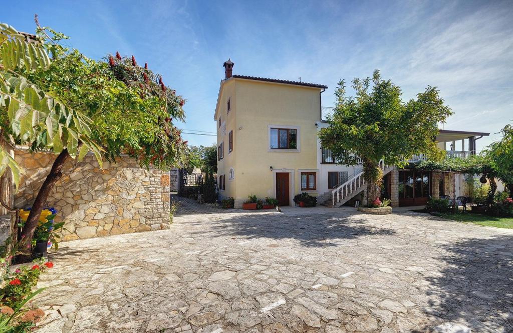 Preiswerte und schöne Ferienwohnung mit Pool, WLAN, Terrasse und Grill photo 2