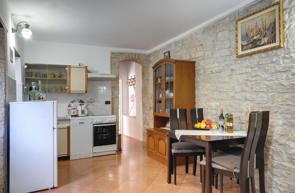 Preiswerte und schöne Ferienwohnung mit Pool, WLAN, Terrasse und Grill photo 3