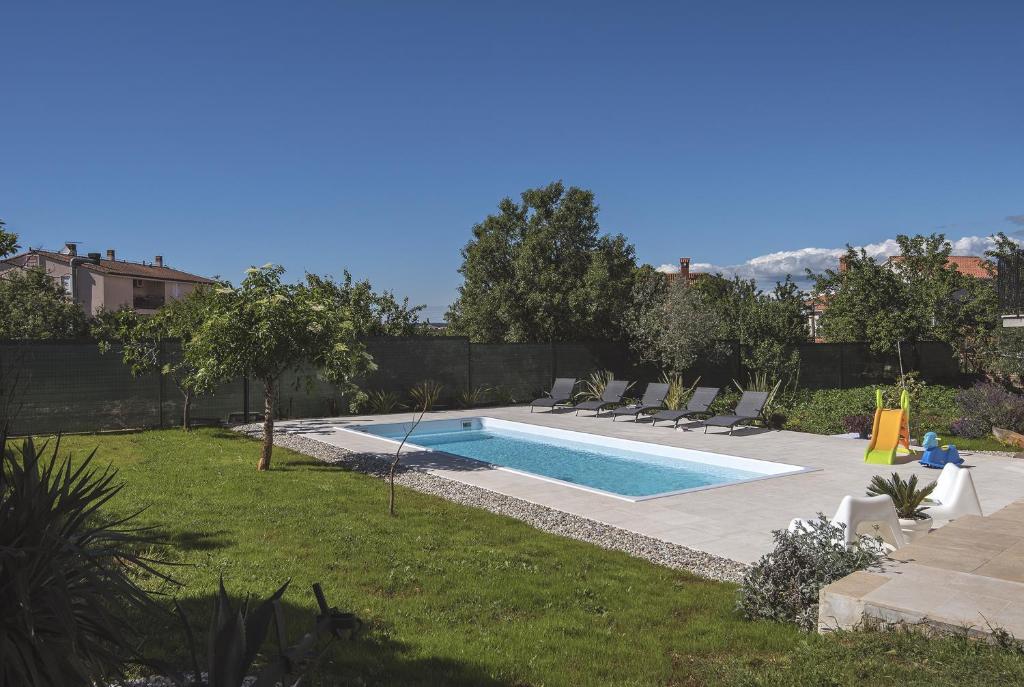 Neu renovierte Ferienwohnung mit Klima, WLAN, Waschmaschine, Tischfußball, Grill, Fahrräder und einem Kinderspielplatz photo 1