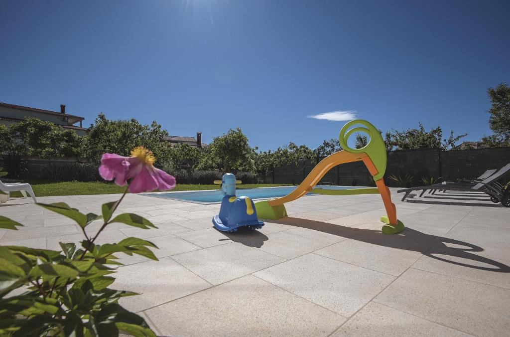 Neu renovierte Ferienwohnung mit Klima, WLAN, Waschmaschine, Tischfußball, Grill, Fahrräder und einem Kinderspielplatz photo 2