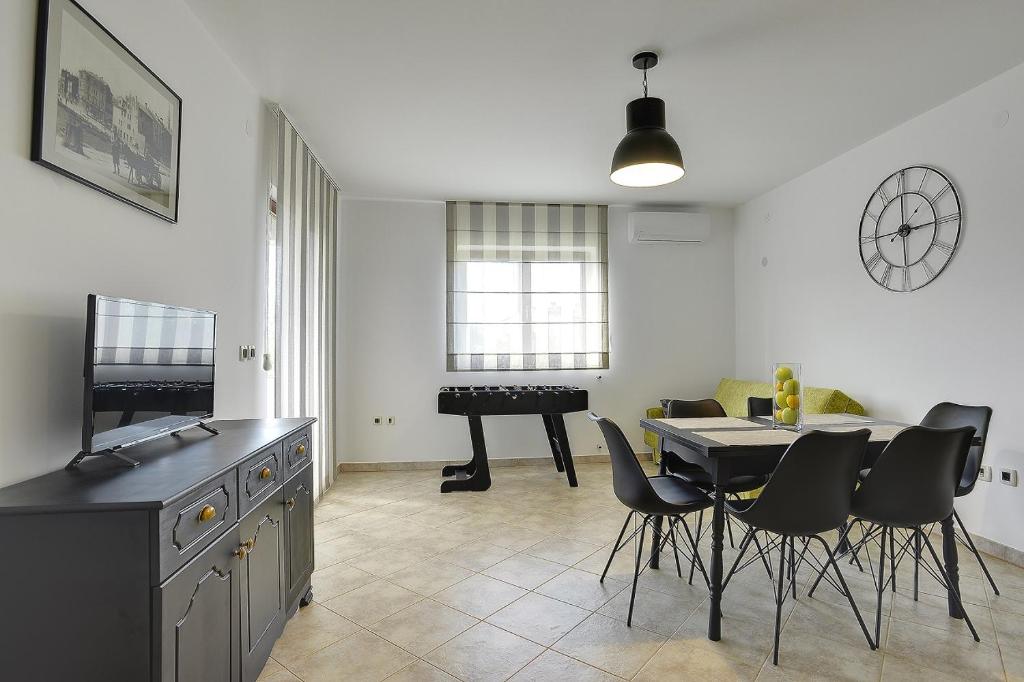 Neu renovierte Ferienwohnung mit Klima, WLAN, Waschmaschine, Tischfußball, Grill, Fahrräder und einem Kinderspielplatz photo 4
