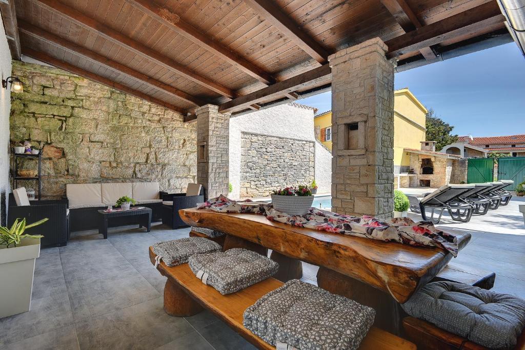 Typisch istrisches Ferienhaus mit privatem Pool, Tischfußball, Darts, Gym photo 1