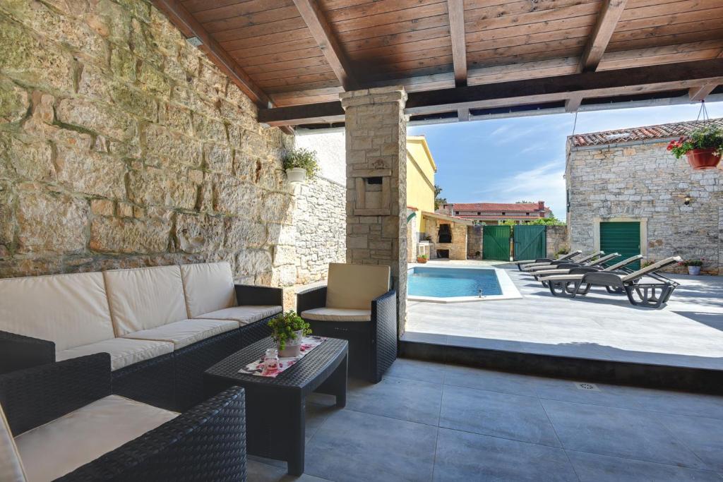 Typisch istrisches Ferienhaus mit privatem Pool, Tischfußball, Darts, Gym photo 3