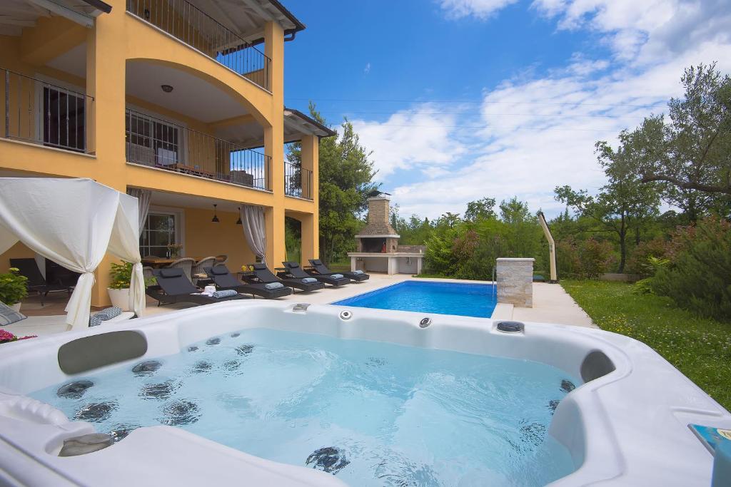 Herrliche Villa mit Pool, Whirlpool, Sauna, Fitnessraum,WiFi und nur 2 km vom Strand entfernt photo 1