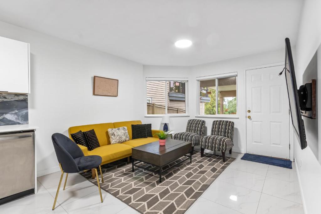 Pristine 3 Beds 2 Washroom Walkout Guest Suite - Tap to explore photos