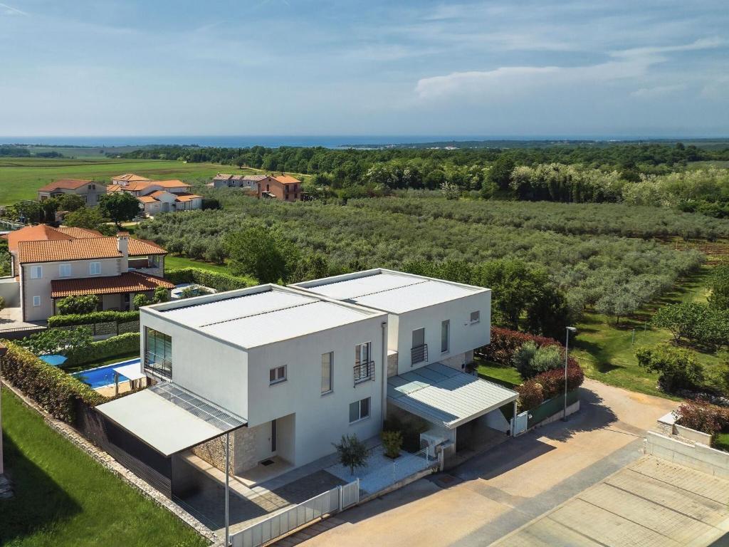 Modern Holiday Home in Novigrad with Pool and Parasol