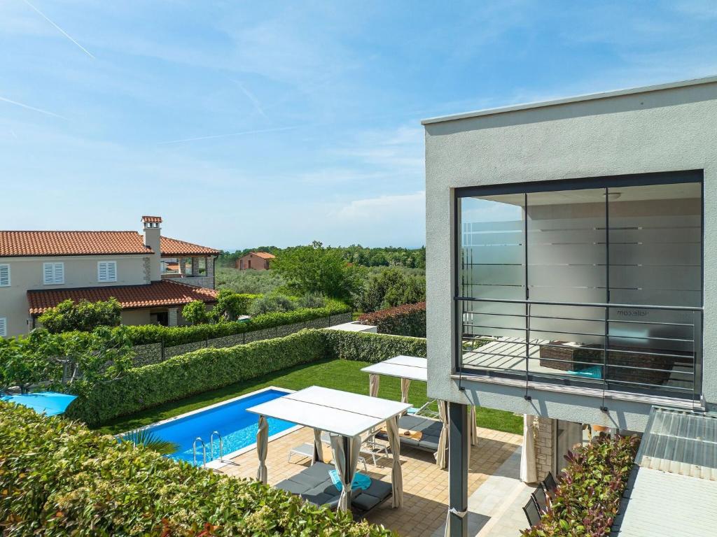 Modern Holiday Home in Novigrad with Pool and Parasol photo 2