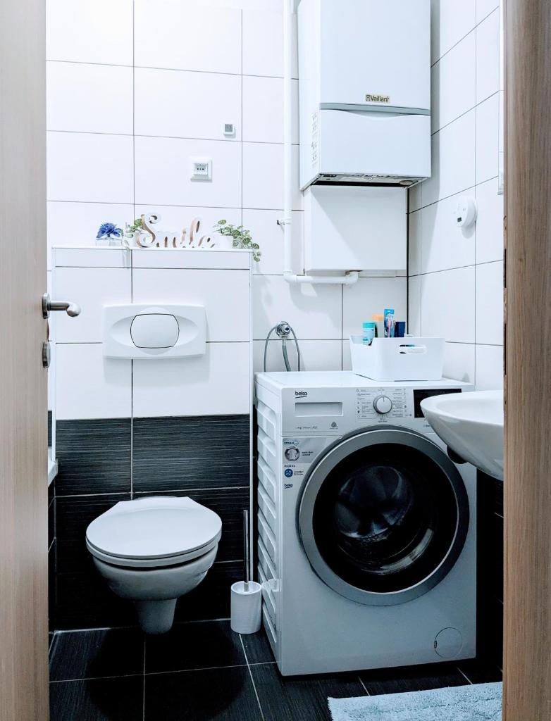 DoMa-Lu apartment with free parking photo 3